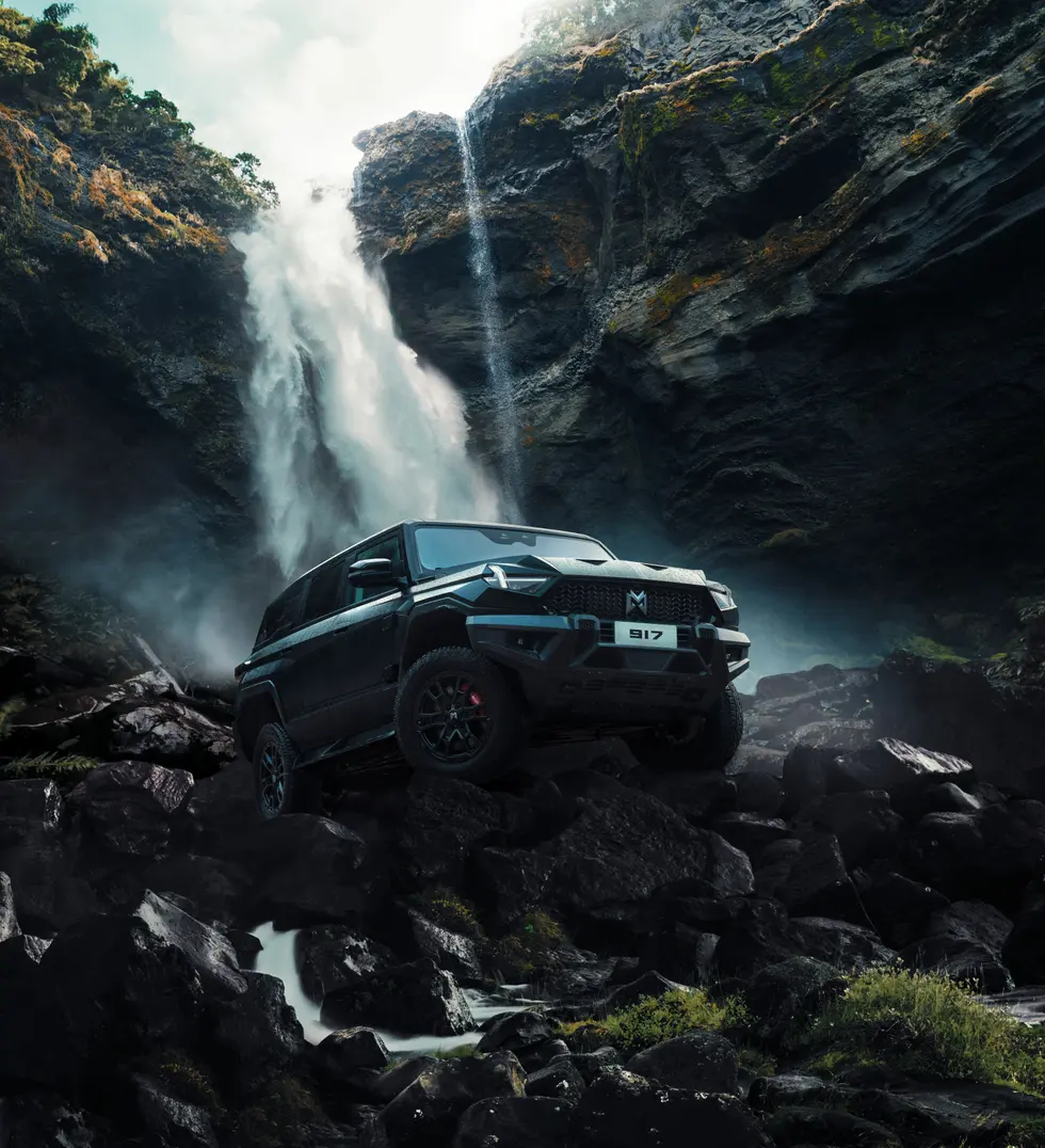 MHERO 1 en ruta de montaña con cascada